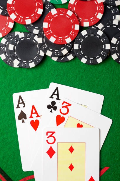 Poker table setup on halocuan98 platform showing card gameplay